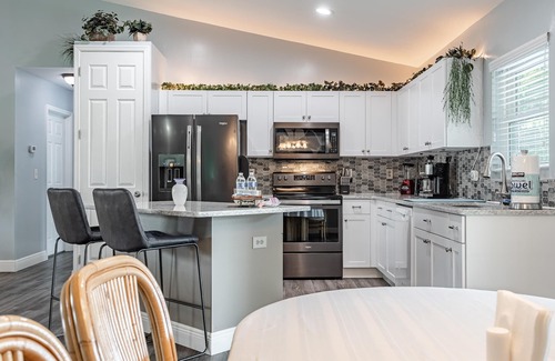 Pelican Casa | Perfect Getaway, Winter or any time, Sunny, Clean, Spacious & Ideally Located!