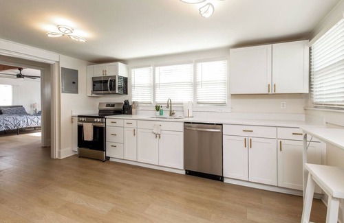 Greensboro Casa | Perfect GSO Location; Hot Tub;Gym w/ Sauna;Playset