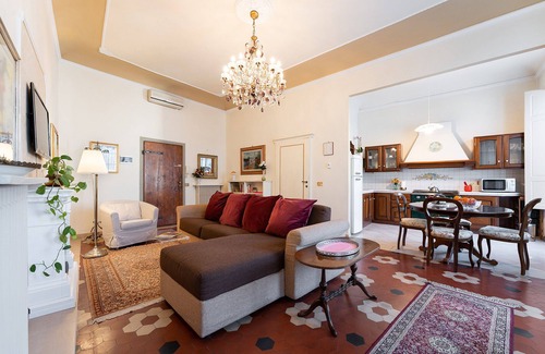 Duomo Apartamento | Perfect Heart of Florence-Super Upscale Location-Roomy-Washer-Elevator