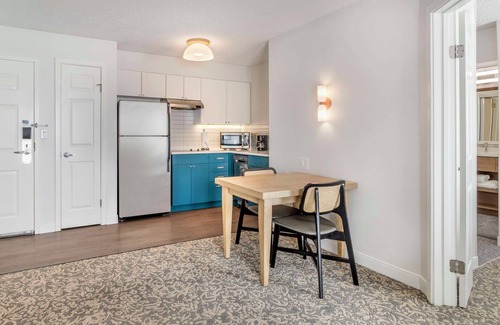 Downtown San Antonio Hotel | Perfect Home Base for Exploring Alamo City! Pet-Friendly! Free Buffet Breakfast!
