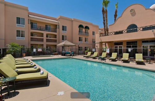 Paradise Valley Village Hotel | Habitación de hotel perfecta para Phoenix Open! Camas matrimoniales