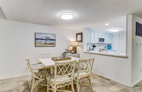 Fernandina Beach Condominio | PERFECT LOCATION! Updated Amelia Island Condo Only 4 Min Walk to Beach!