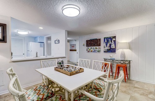 Fernandina Beach Condominio | PERFECT LOCATION! Updated Amelia Island Condo Only 4 Min Walk to Beach!