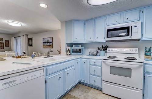 Fernandina Beach Condominio | PERFECT LOCATION! Updated Amelia Island Condo Only 4 Min Walk to Beach!