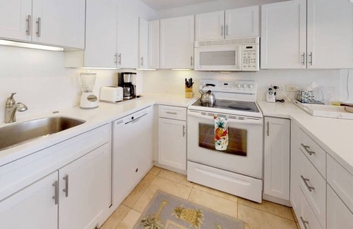 Historic Lahaina Front Street Apartamento | Remodelación reciente-AC, ventana, muebles. Ubicación y vista perfecta, a pie de fábrica de conservas