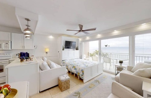 Historic Lahaina Front Street Apartamento | Remodelación reciente-AC, ventana, muebles. Ubicación y vista perfecta, a pie de fábrica de conservas