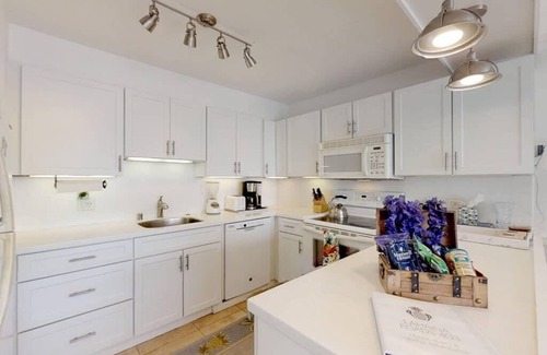Historic Lahaina Front Street Apartamento | Remodelación reciente-AC, ventana, muebles. Ubicación y vista perfecta, a pie de fábrica de conservas