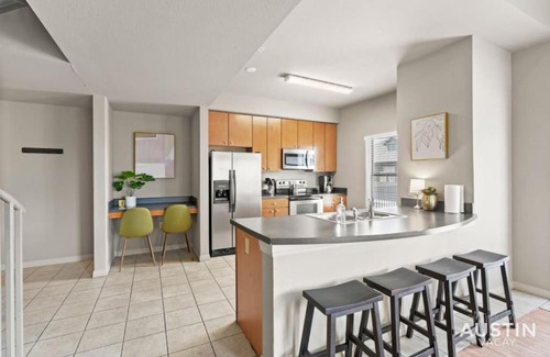 West Campus Apartamento | Perfect Location Near UT and Large Patio With A View