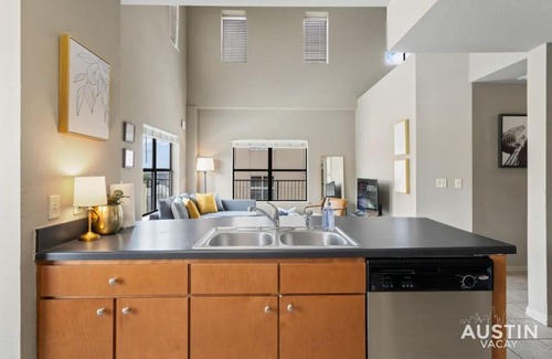 West Campus Apartamento | Perfect Location Near UT and Large Patio With A View