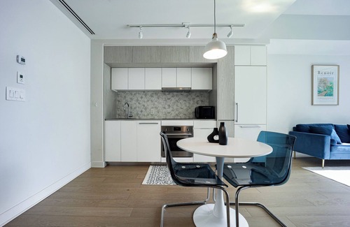 Montreal Condominio | Perfect location - Swimming Pool & Jaccuzi & Sauna access!