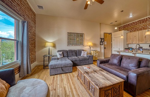 Salida Condominio | The Downtowner ~ Beautiful Loft en el centro de Salida!
