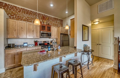 Salida Condominio | The Downtowner ~ Beautiful Loft en el centro de Salida!