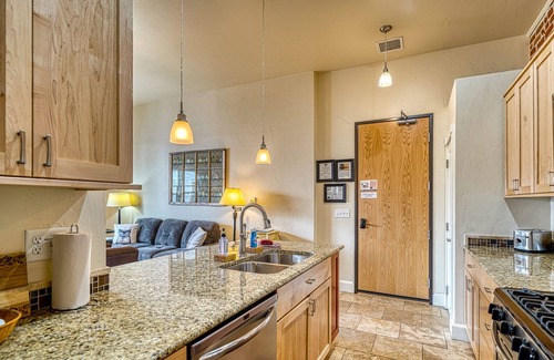 Salida Condominio | The Downtowner ~ Beautiful Loft en el centro de Salida!