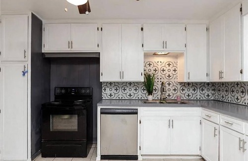 Del Mar Casa | Perfect Location! 1/2 block from Ocean Dr & the beach.