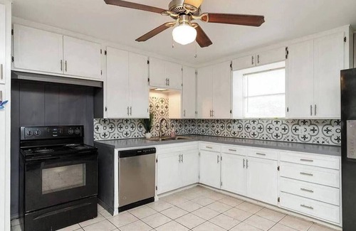 Del Mar Casa | Perfect Location! 1/2 block from Ocean Dr & the beach.