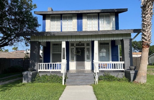 Del Mar Casa | Perfect Location! 1/2 block from Ocean Dr & the beach.