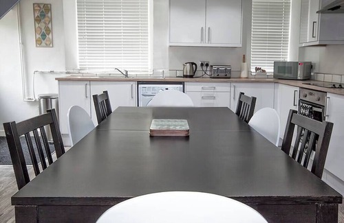 Bon-y-maen Apartamento | Perfect Location with Parking - Jersey House