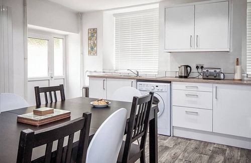 Bon-y-maen Apartamento | Perfect Location with Parking - Jersey House