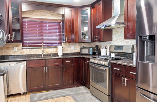 Dearborn Heights Casa | Perfect middle of everywhere home!