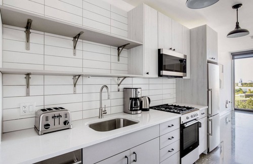 University Village / Little Italy Apartamento | Perfect Pilsen Studio w/ Pool & Lounge, nr L Green Line, by Bluegorund