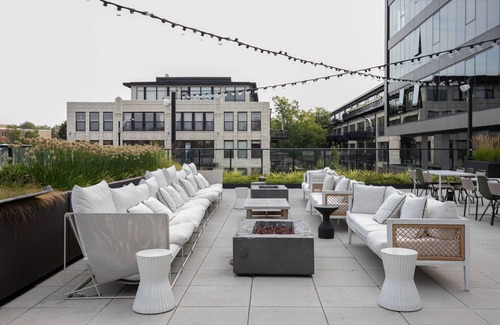 University Village / Little Italy Apartamento | Perfect Pilsen Studio w/ Pool & Lounge, nr L Green Line, by Bluegorund