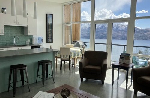 Central Okanagan Casa | Privado, con vista al lago / montaña, bañera de hidromasaje, parejas perfectas para escapar.
