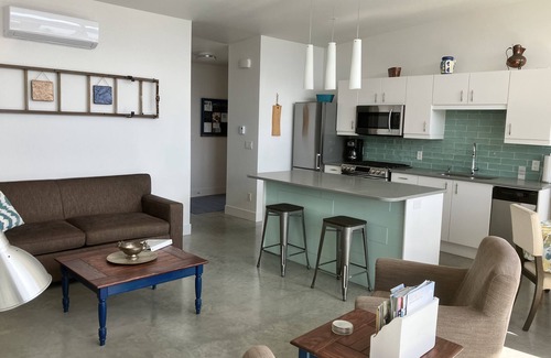 Central Okanagan Casa | Privado, con vista al lago / montaña, bañera de hidromasaje, parejas perfectas para escapar.