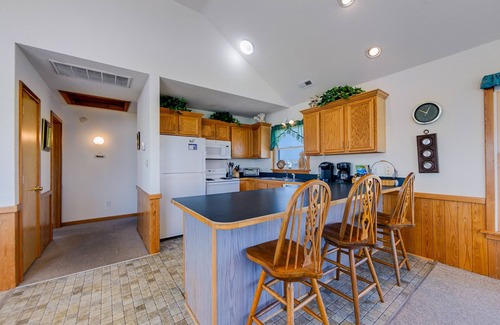 Palisade Acres Casa | Perfect semi-oceanfront Getaway with Full Kitchen, WIFI, and A/C | Dog-friendly