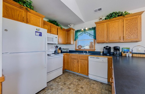 Palisade Acres Casa | Perfect semi-oceanfront Getaway with Full Kitchen, WIFI, and A/C | Dog-friendly