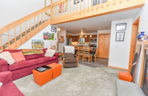Carrabassett Valley Condominio | Esquí perfecto en ubicación: 3 Bd, 2 baños, condominio acogedor, cerca de los ascensores y Village