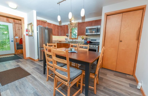 Carrabassett Valley Condominio | Esquí perfecto en ubicación: 3 Bd, 2 baños, condominio acogedor, cerca de los ascensores y Village