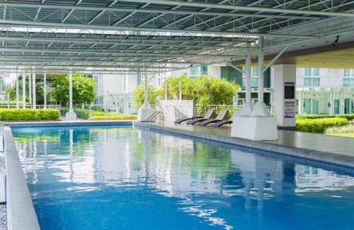 Poblacion District Apartamento | Perfect Staycation at Abreeza Mall with Kitchen, Netflix, Resort-style Pool - Davao Stay Suites T2-815