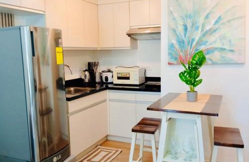 Poblacion District Apartamento | Perfect Staycation at Abreeza Mall with Kitchen, Netflix, Resort-style Pool - Davao Stay Suites T2-815