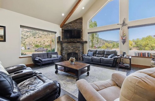 Springville Otro | Perfect Wedding Party House, Just a Block from the Springville RANCH!