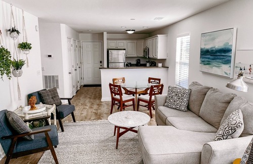 Pawleys Island Condominio | Nuevo listado, anfitriones experimentados! Completamente renovado, hermoso condominio en el segundo piso.