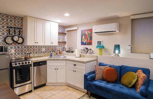 Central City Apartamento | Perfectly Darling Downstairs Studio with Amenities