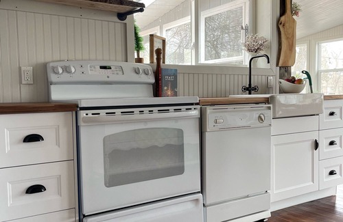 Dunnottar Cabaña | Perfectly Imperfect 2BR 5★ Lakeview Cottage/Iconic Pier