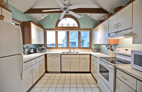 Fenwick Island Casa | Perfectly Located 3-bed townhouse end unit near Fenwick Island Beach! Wifi Available, Pool, Close to the Beach and restaurants!