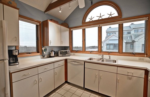 Fenwick Island Casa | Perfectly Located 3-bed townhouse end unit near Fenwick Island Beach! Wifi Available, Pool, Close to the Beach and restaurants!