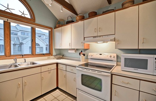 Fenwick Island Casa | Perfectly Located 3-bed townhouse end unit near Fenwick Island Beach! Wifi Available, Pool, Close to the Beach and restaurants!