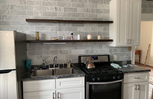 Morgantown Apartamento | Perfectly Located Downtown Suite- 3 Queen Beds - Close to WVU