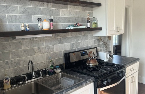 Morgantown Apartamento | Perfectly Located Downtown Suite- 3 Queen Beds - Close to WVU