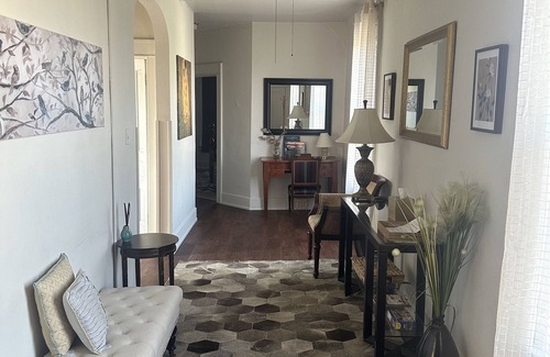 Morgantown Apartamento | Perfectly Located Downtown Suite- 3 Queen Beds - Close to WVU