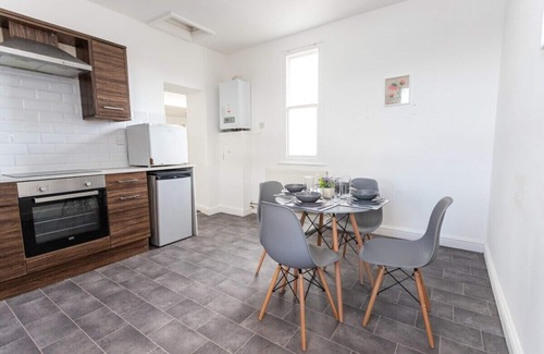 Plasnewydd Apartamento | Perfectly Placed: Cozy Flat in the City's Heart