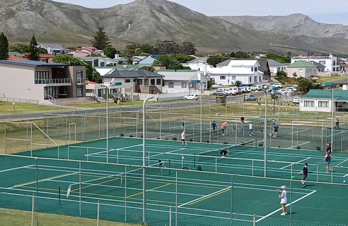 Kleinmond Apartamento | PERIWINKLE 5: Bachelors apartment, own BBQ area, near BEACH and SHOPS