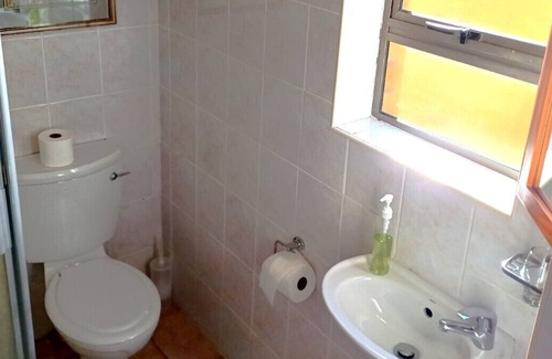 Kleinmond Apartamento | PERIWINKLE 5: Bachelors apartment, own BBQ area, near BEACH and SHOPS
