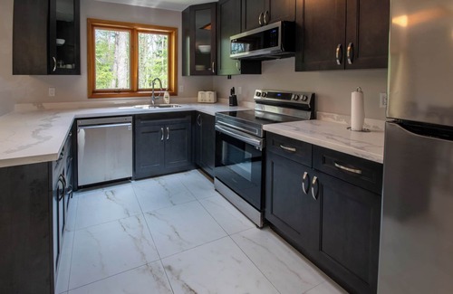 Grand Bend Cabaña | Periwinkle Place- Close to the Beach in Southcott Pines!