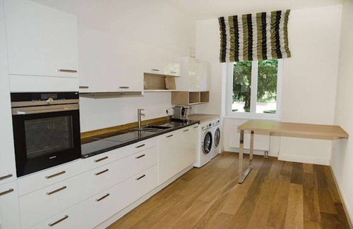 Heidelberg City Centre Apartamento | Exclusivo apartamento de invitados en Neckar con cocina, sala y comedor.