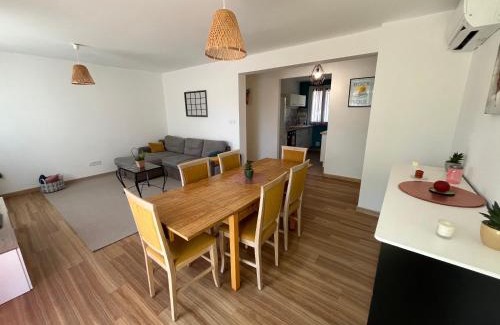 Toulon Apartamento | Perle rare, F4 donnant sur un grand jardin privé aménagé, parkings gratuits, clim, calme, idéal famille & pro, 10 min de la mer et du centre-ville, de la gare sncf et routière