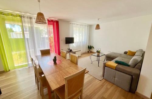 Toulon Apartamento | Perle rare, F4 donnant sur un grand jardin privé aménagé, parkings gratuits, clim, calme, idéal famille & pro, 10 min de la mer et du centre-ville, de la gare sncf et routière
